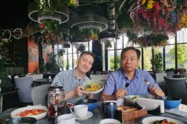 Chairman of Huashida visits old customers of Kazakhstan's 3pe anti-corrosion production line