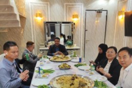Iranian clients invited the Huashida team for a meal to show their sincerity in purchasing